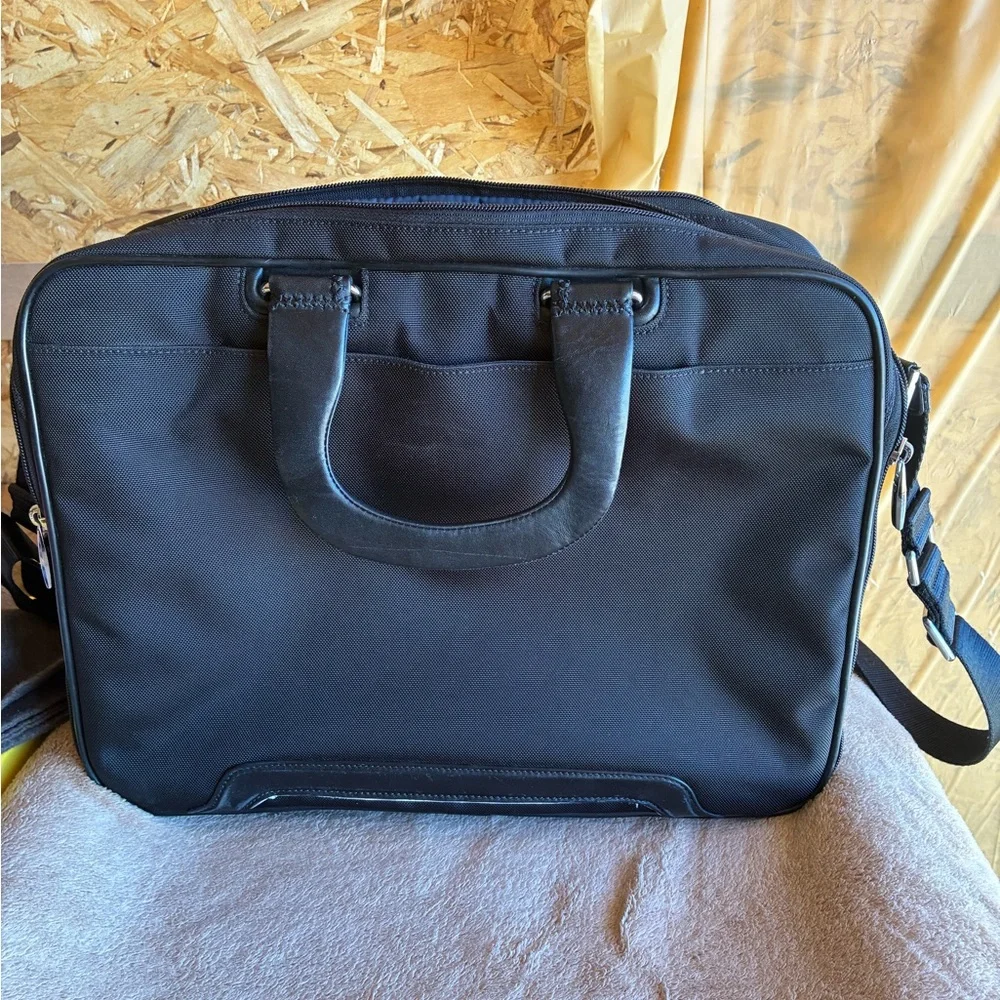 Tumi nwot black
